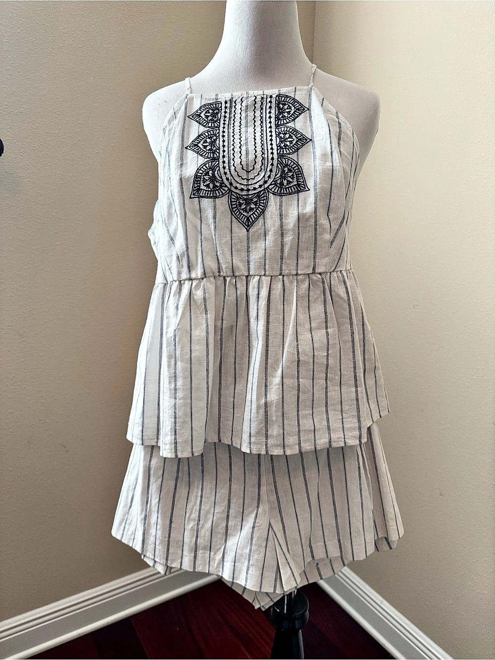 BCBGeneration Striped shorts & top in White & Blue Size Medium NWT